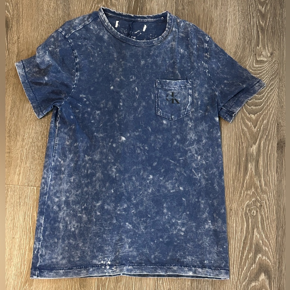 L Calvin Klein Distressed Tee